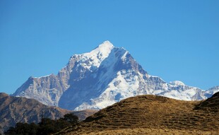 巍峨雪山壮丽景观