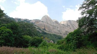 山间绿意环绕的巍峨山峰