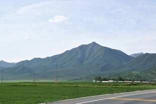 公路旁的青山绿野风光