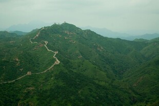 山峦间蜿蜒公路美景