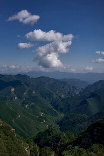 青山蓝天间的壮美山景