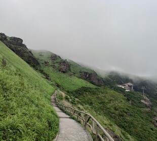 山间云雾缭绕的蜿蜒步道