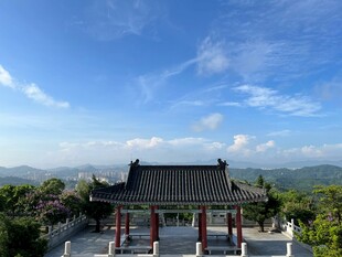 山顶中式建筑俯瞰美景