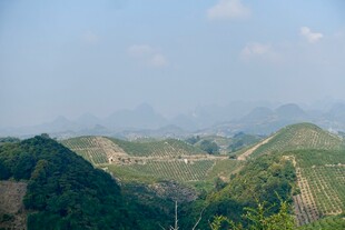 青山连绵的秀丽自然风光