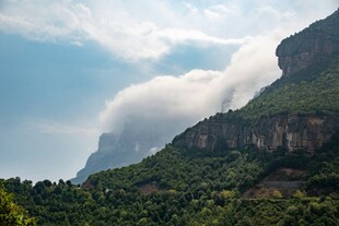 青山云雾缭绕的壮美景色