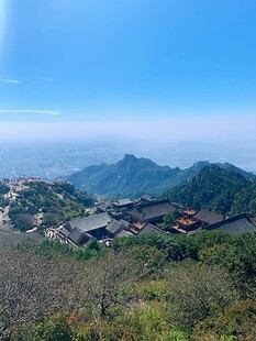 山巅俯瞰古建与连绵山峦