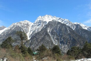 巍峨雪山壮丽自然景观