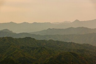 山峦叠翠的壮美自然景观