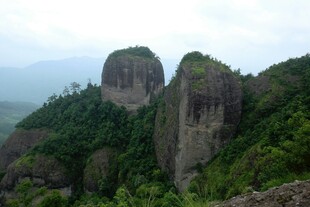 奇峰耸立的绿意山峦