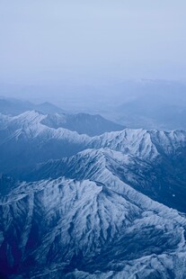 雪覆山峦壮丽景致