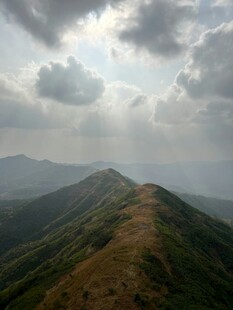 山峦云海间的壮美风光