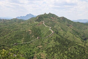 俯瞰蜿蜒山间路