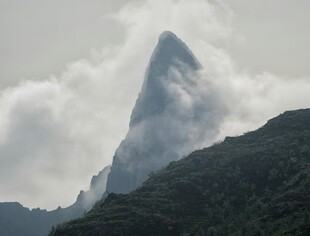 云雾缭绕的巍峨山峰
