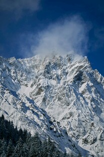 巍峨雪山壮丽景致