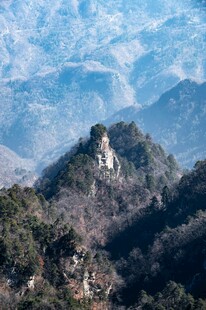 巍峨山峦间的秀丽景致