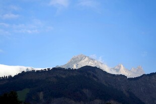 巍峨雪山与葱郁山林
