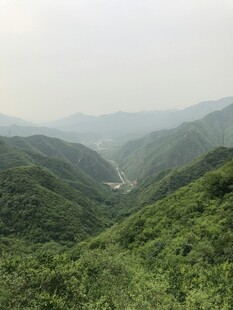 青山连绵的秀丽山谷景色