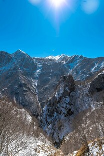 冬日雪山壮丽风光