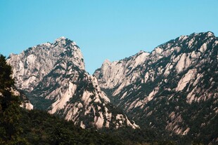 巍峨壮丽的山峰景观