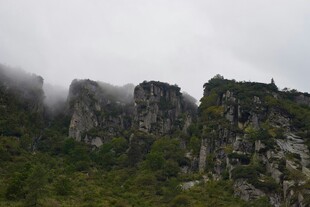 云雾缭绕的险峻山峰
