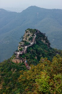 山峦上的蜿蜒路径