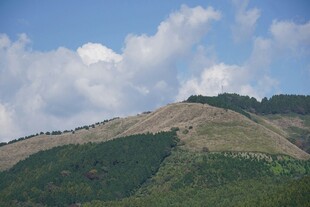 青山蓝天间的秀丽山景