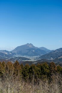 山峦蓝天间的自然景致
