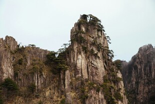 奇峰耸立的壮丽山景