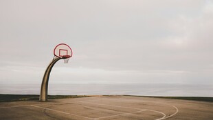 海边独特篮球架