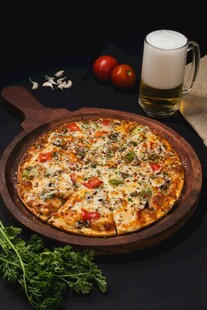 美味披萨搭配啤酒与香草