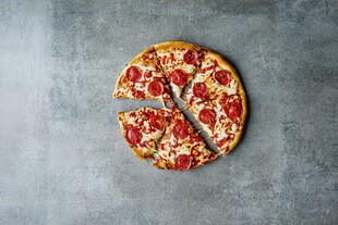 美味切片披萨置于灰背景