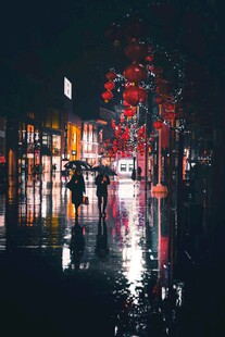 雨夜街头的浪漫光影