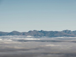 云海之上的壮丽山峦