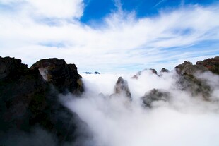 云雾缭绕的壮丽山景