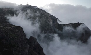 云雾缭绕的壮丽山峦