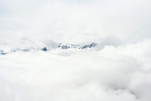 云海之上的壮丽山峦