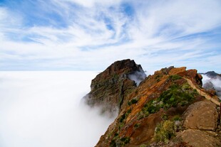 云海中的巍峨山峰