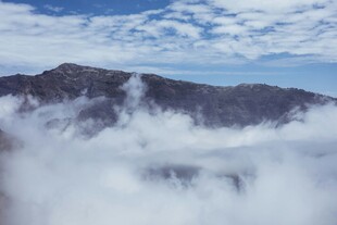 云海中的巍峨山峰
