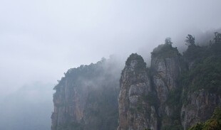 云雾缭绕的险峻山峰