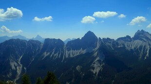 壮丽巍峨的连绵山脉景观
