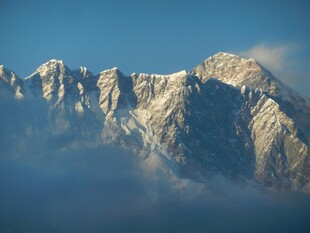 巍峨雪山映蓝天