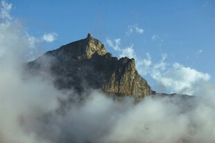 云雾缭绕中的巍峨山峰