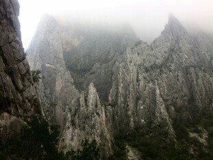 云雾缭绕的壮丽山峰