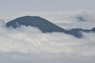 云海中的巍峨山峰