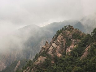 云雾缭绕的壮美山峦