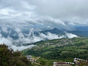 山间云海环绕的美丽景致