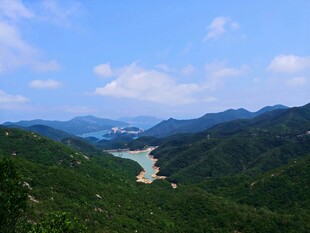 青山绿水间的秀丽河谷