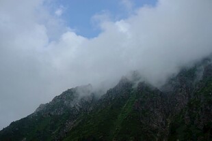 云雾缭绕的青山美景