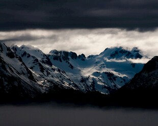 壮丽雪山与阴沉天空景观