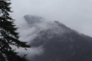 云雾缭绕的巍峨山峰